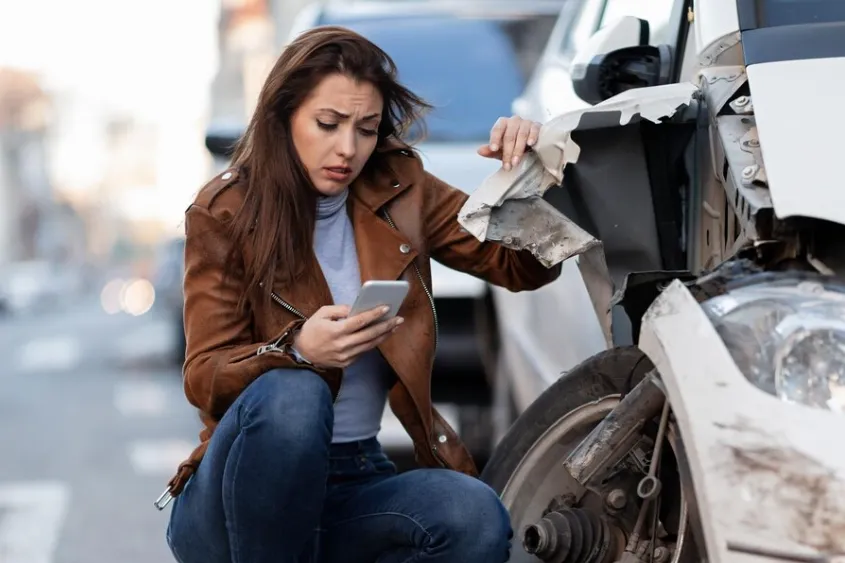 Lakewood auto accident lawyer assists a woman.