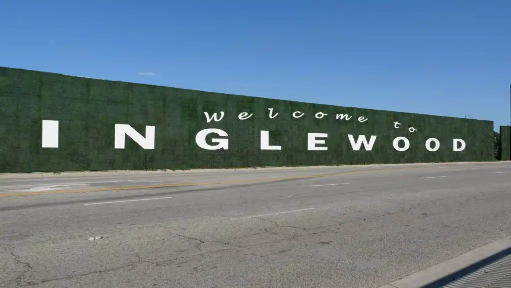 a wall with letters that welcome to inglewood california